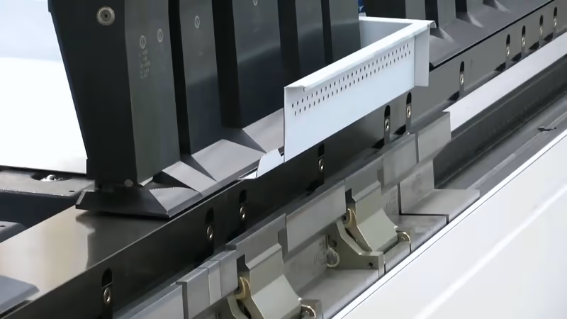 RAS | UpDownCenter - výroba dílu i s falcováním - automatická výměna nástrojů