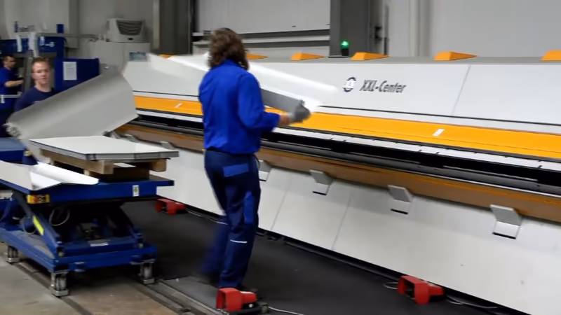RAS | XXL-Center - ohýbanie 2 dielov naraz na 8 m stroji