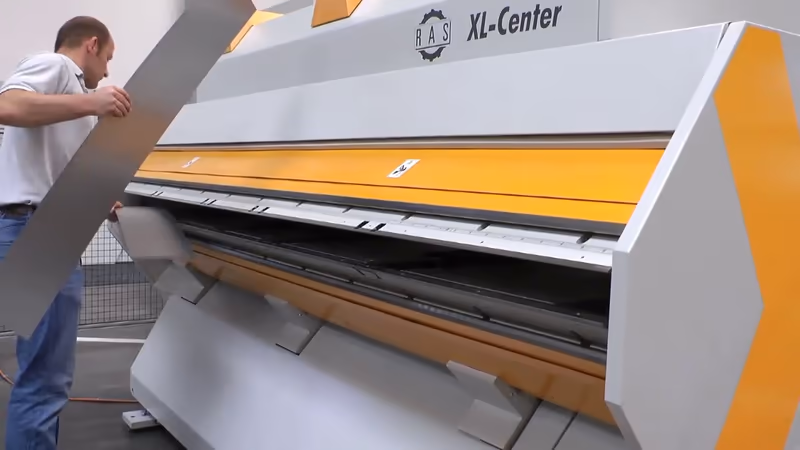 RAS | XL-Center - ohýbanie dielov na skriňu na nástroje