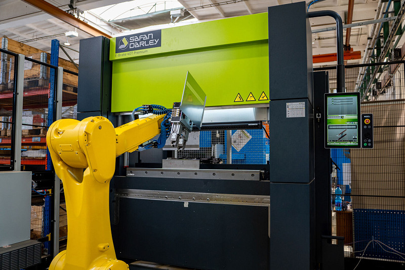 Robot je rýchlejší, presnejší a nepotrebuje odpočinok. Prácu nikomu nezobral, kvalifikovaní ľudia chýbajú, hovorí riaditeľ spoločnosti E METALL